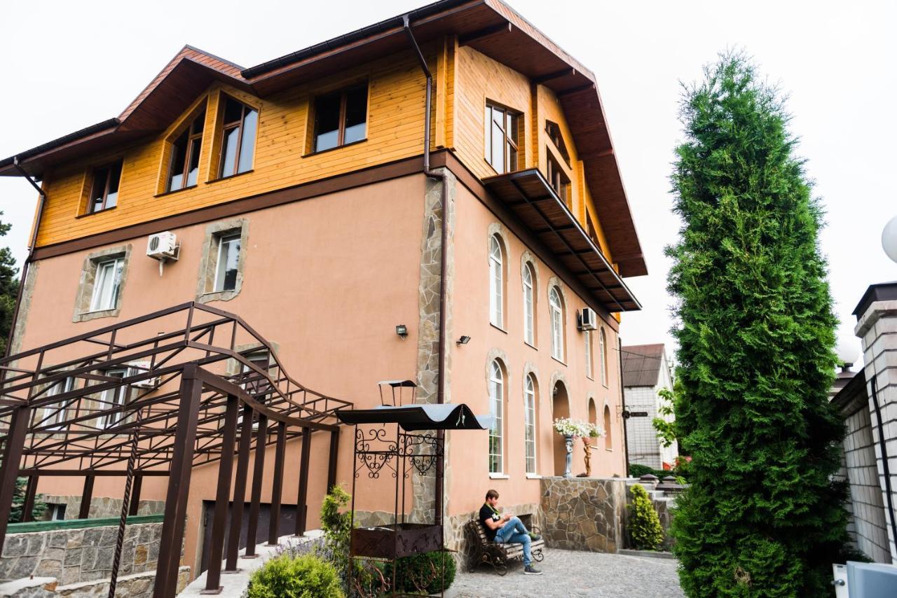 Golden Park Apartments Umanʼ Exterior foto